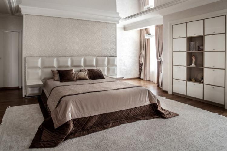 Натяжной потолок в спальне - фото