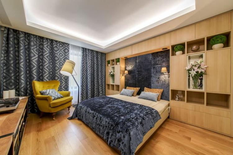 Натяжной потолок в спальне - фото