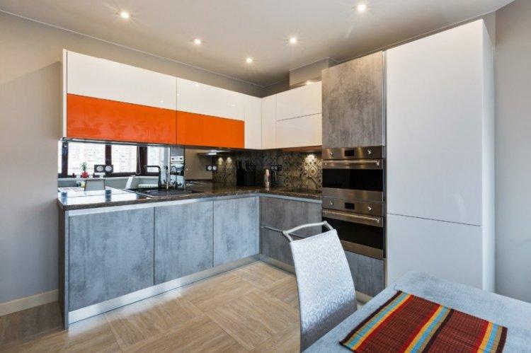 Натяжной потолок в маленькой кухне