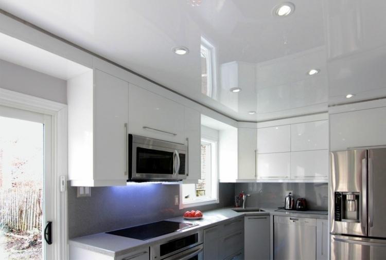 Глянцевые натяжные потолки на кухне