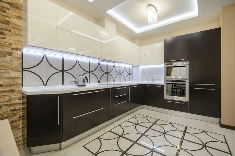 Натяжные потолки с подсветкой на кухне