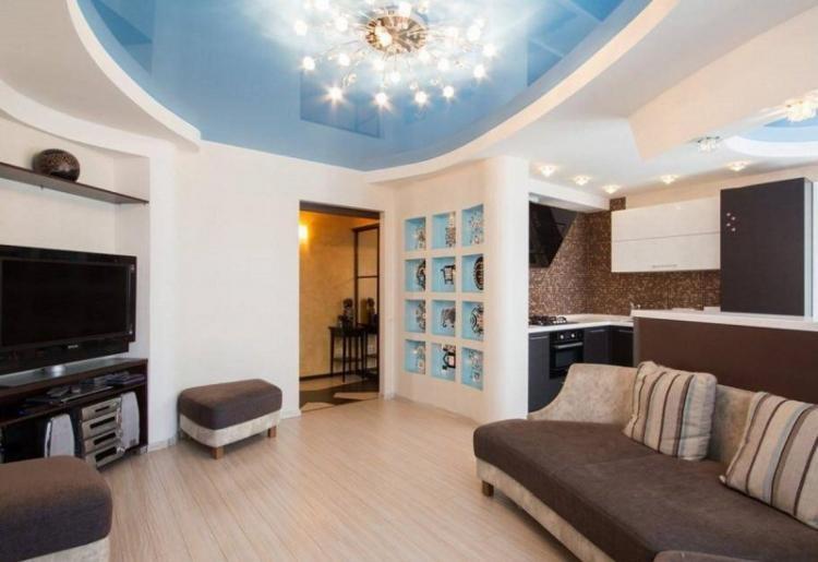 Глянцевые натяжные потолки в гостиной (зале)