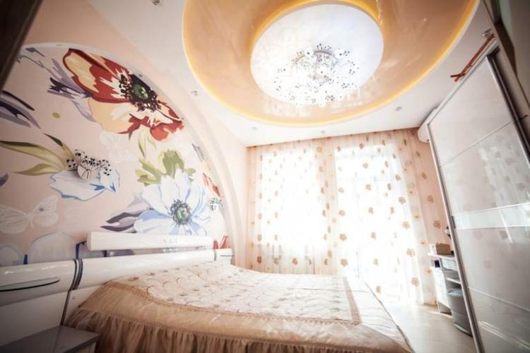 Натяжные потолки с подсветкой в спальне