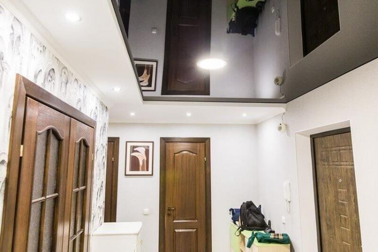 Двухуровневые натяжные потолки в прихожей