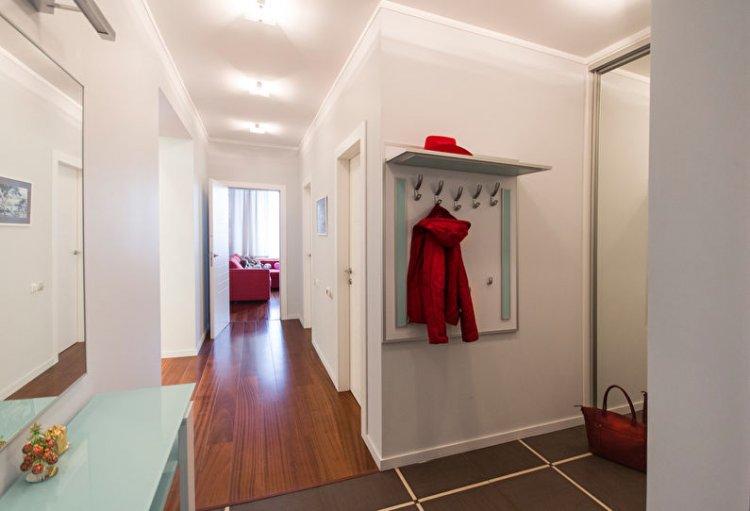 Матовые натяжные потолки в прихожей