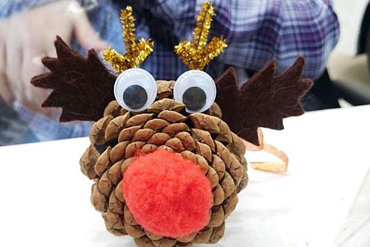 Олень - Новогодние поделки из шишек для детей