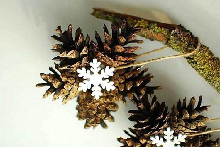 Снежинки - Новогодние поделки из шишек для детей