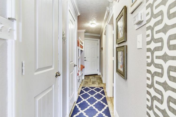 Белый - Цвет обоев для прихожей