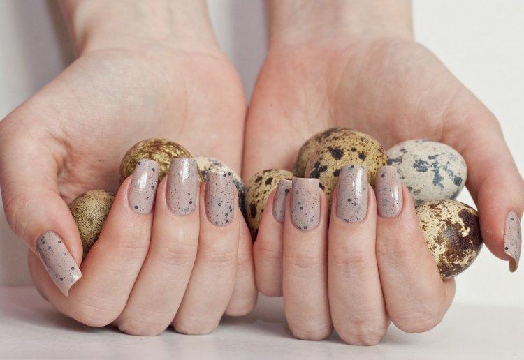 Осенний светлый маникюр 2020 - фото