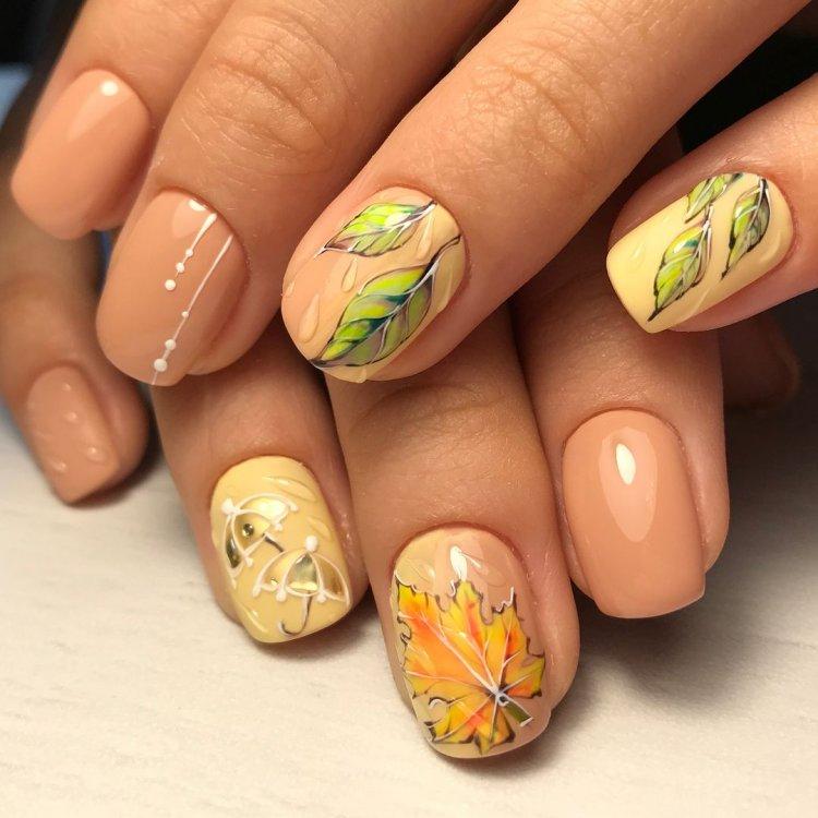 Осенний светлый маникюр 2020 - фото