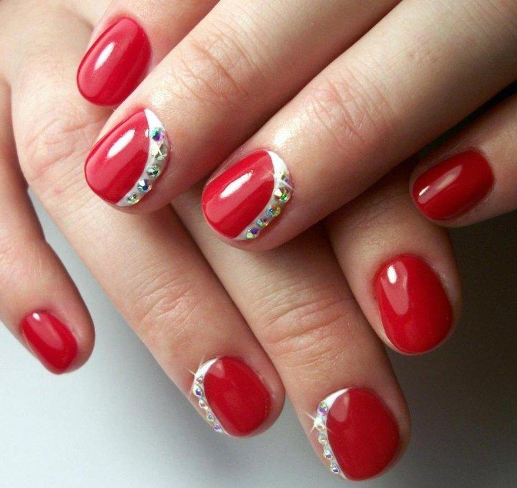 Осенний красный маникюр 2020 - фото