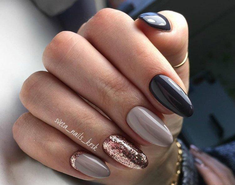 Осенний маникюр 2020 с блестками - фото