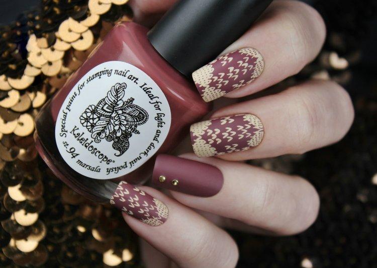 Осенний маникюр 2020 со стемпингом - фото