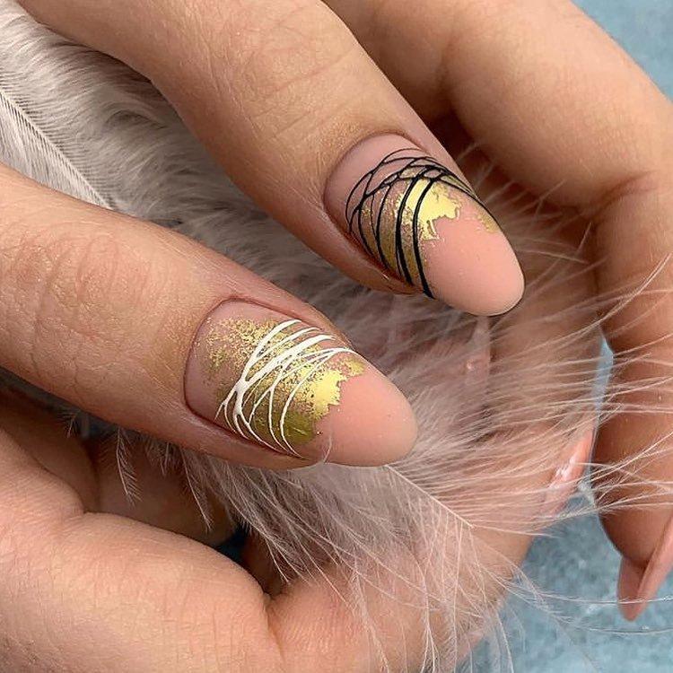 Осенний маникюр 2020 с паутинкой - фото