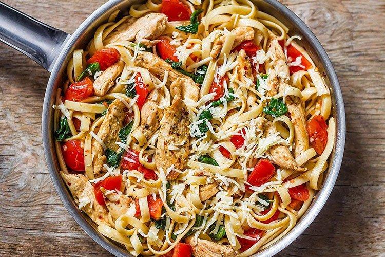 Паста с курицей и овощами - рецепты