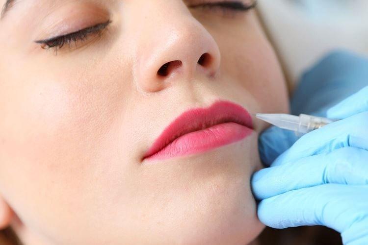 Что такое перманентный макияж губ