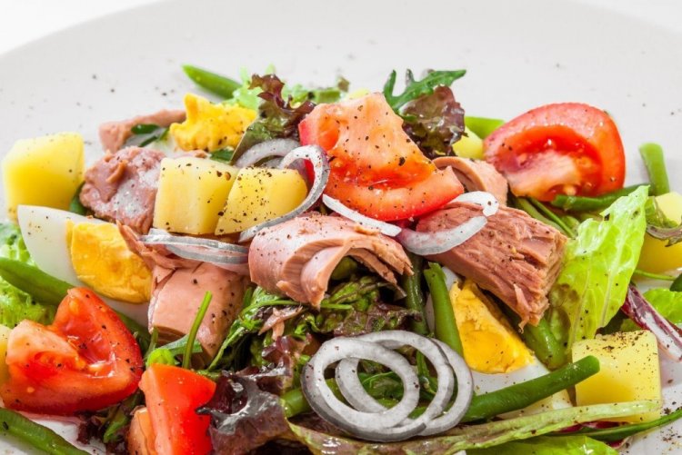 Нисуаз с горбушей и молодой картошкой