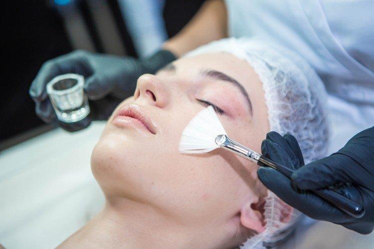 Когда нужно делать пилинг лица