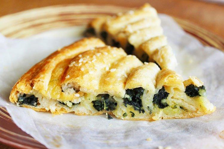 Пирог из слоеного теста с сыром и шпинатом - рецепты