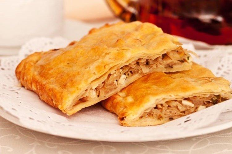 Пирог из слоеного теста с капустой - рецепты