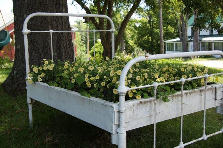 Клумбы из всякой всячины - Поделки для дачи и сада своими руками