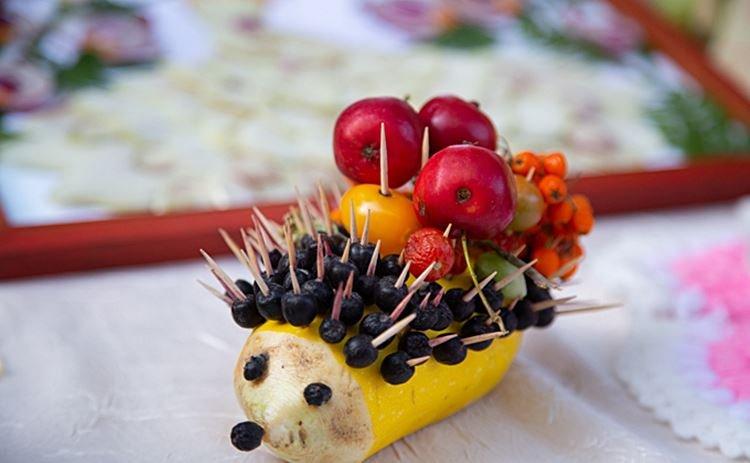 Фруктовый ежик - Поделки из овощей в школу