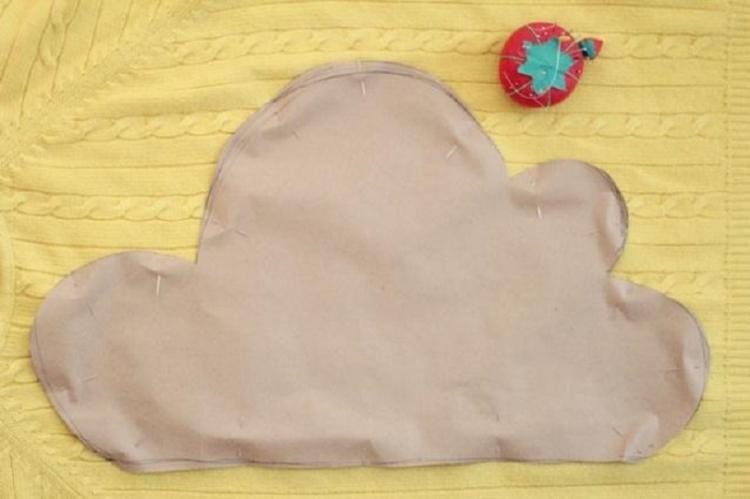 Декоративные подушки из свитера - Поделки из старых вещей своими руками