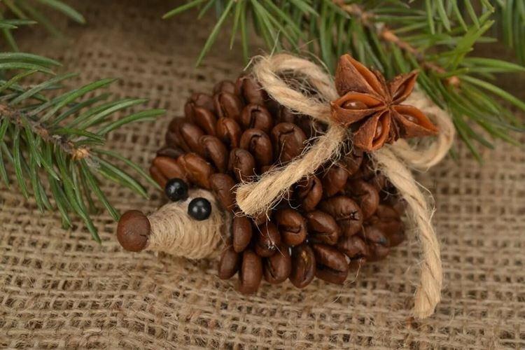 Ежик из кофейных зерен - Поделки своими руками из всякой всячины