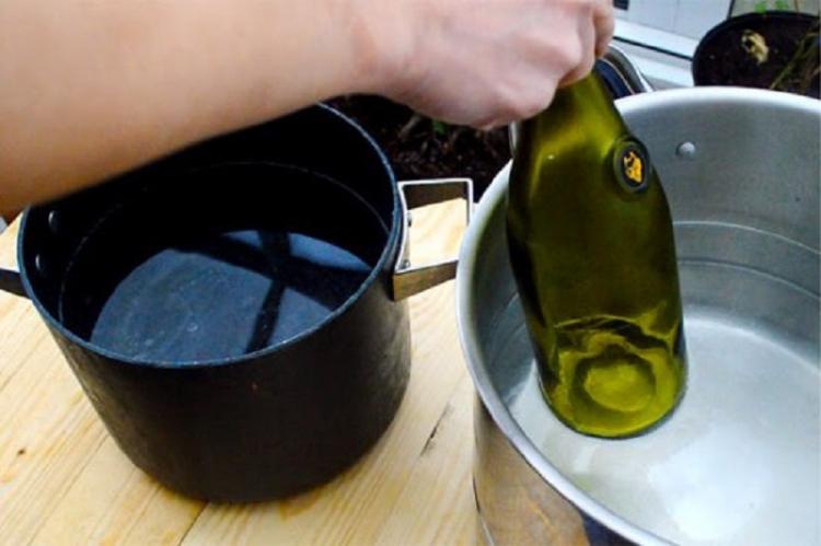 Красивый подсвечник из винной бутылки - Подсвечники из стекла своими руками