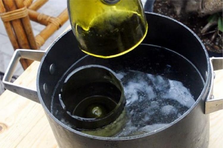 Красивый подсвечник из винной бутылки - Подсвечники из стекла своими руками