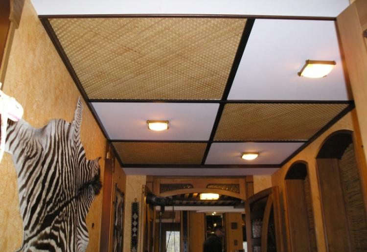 Подвесной потолок в прихожей - фото