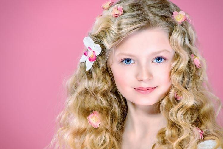 Кудряшки с цветами - Прически на средние волосы для девочек