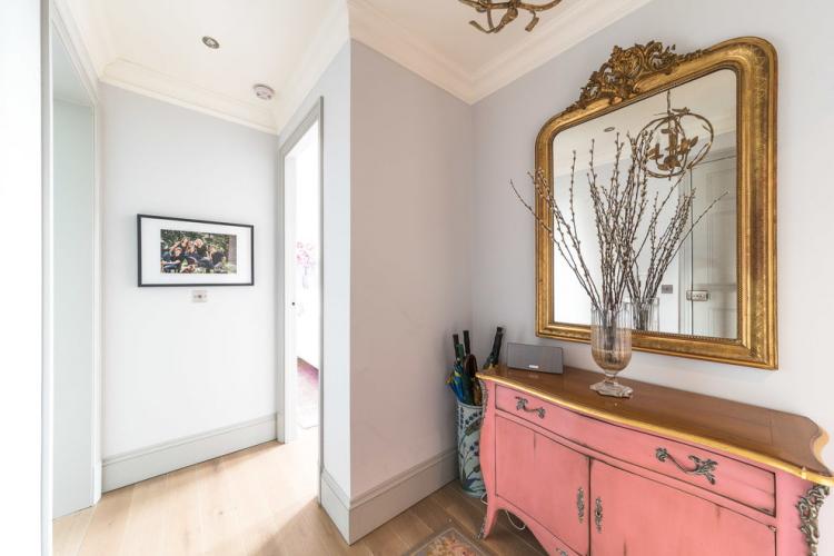 Дизайн прихожей в классическом стиле - фото реальных интерьеров