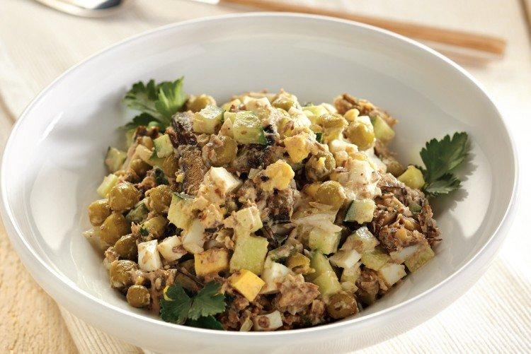 Салат со шпротами - Простые и вкусные салаты на все случаи жизни