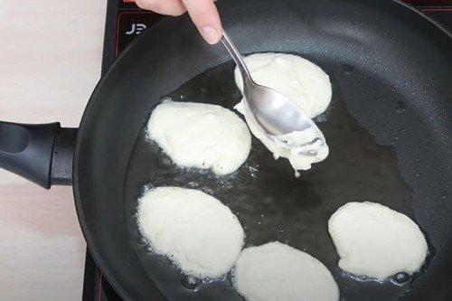 Бабушкины оладьи на кефире - пошаговый рецепт