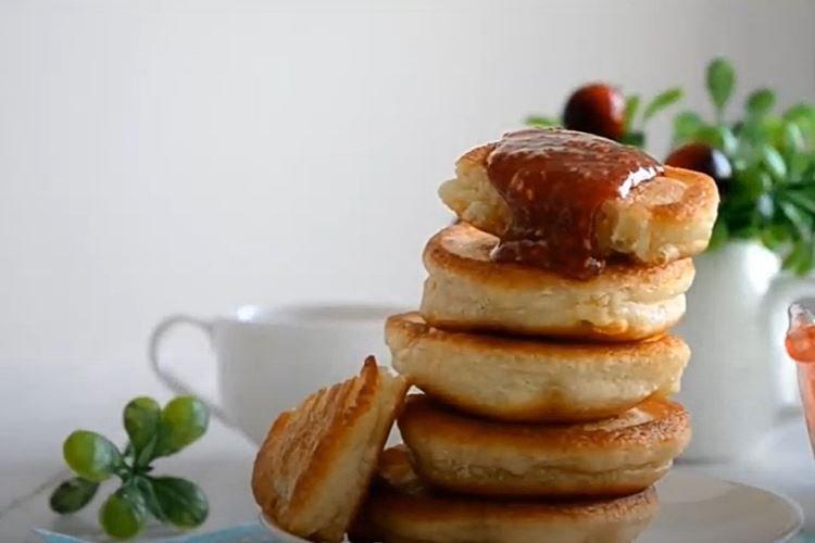 Пышные оладьи на кефире и дрожжах - рецепт пошагово с фото