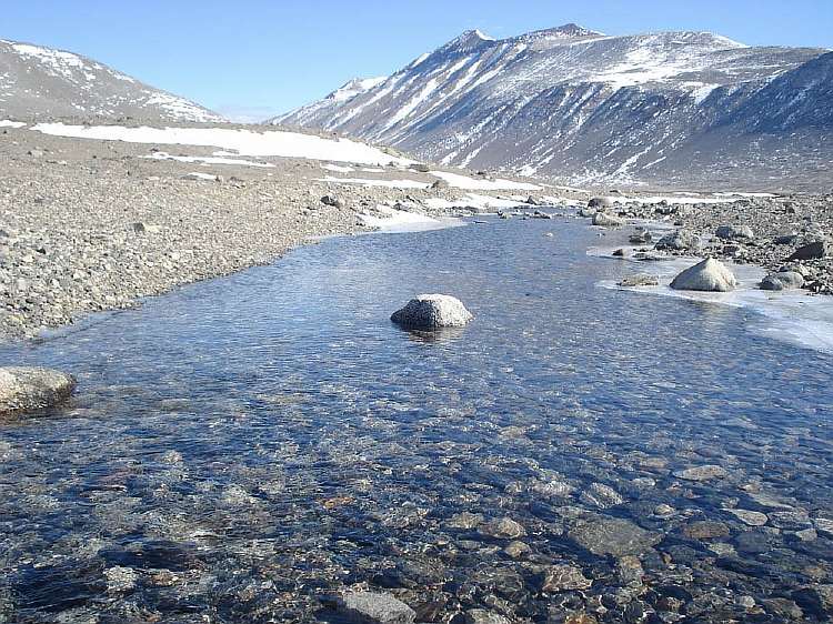 Антарктида: холодный континент и его уникальная река Антарктида: холодный континент и его уникальная река