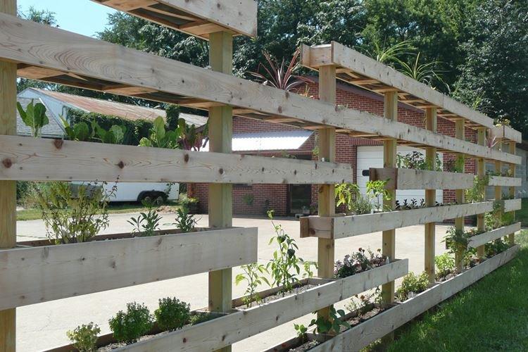 Забор из поддонов - Садовая мебель из поддонов для дачи фото