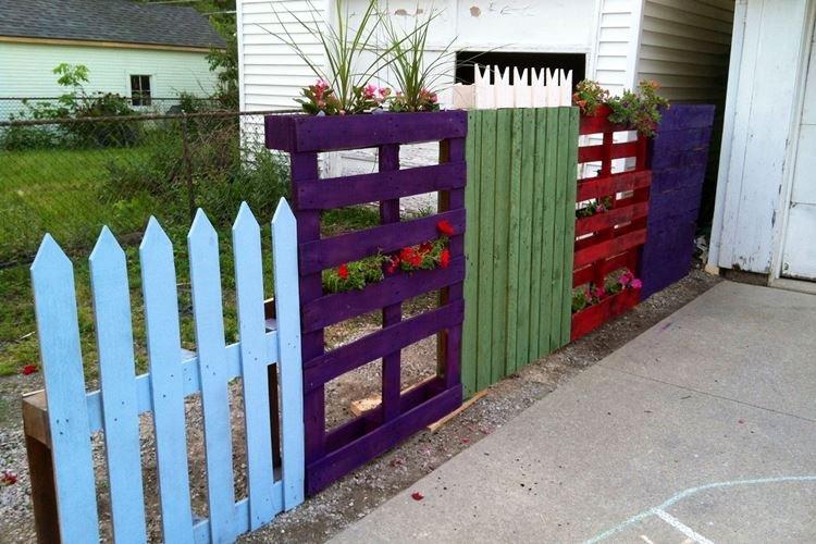 Забор из поддонов - Садовая мебель из поддонов для дачи фото