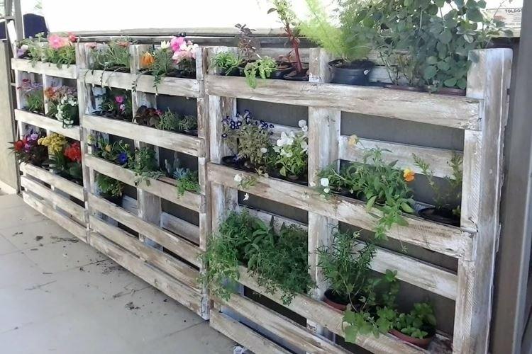 Забор из поддонов - Садовая мебель из поддонов для дачи фото