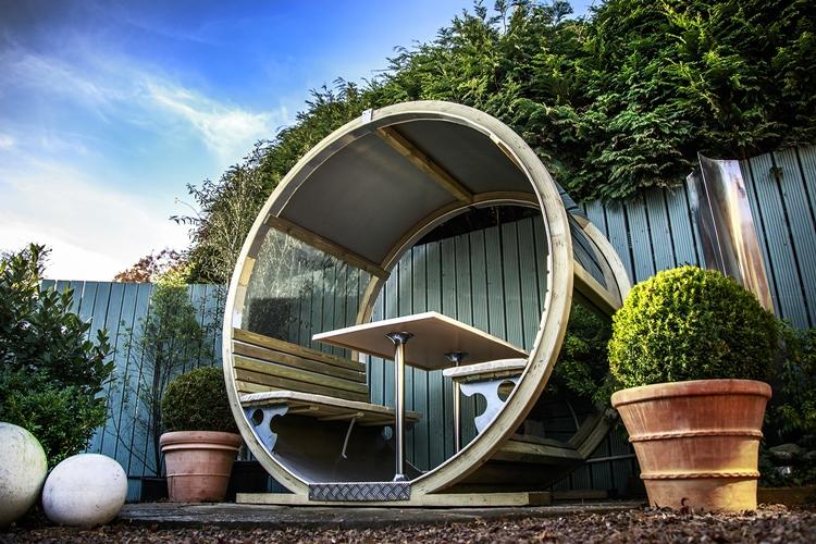 Необычные идеи садовых беседок