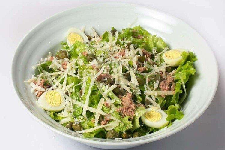 Салат Цезарь с тунцом - рецепты