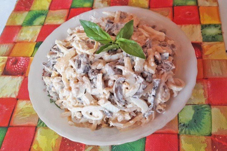 Салат с кальмарами, яйцом и шампиньонами - рецепты