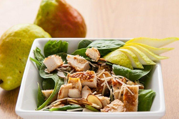 Салат с копченой курицей и грушей - рецепты