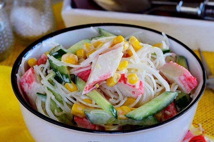 Салат с крабовыми палочками, помидорами и фунчозой - рецепты