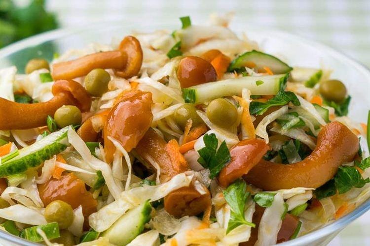Салат с маринованными опятами и горбушей - Салаты без майонеза рецепты