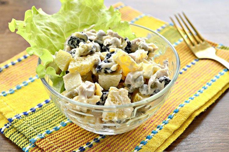 Салат с черносливом и ананасами - рецепты