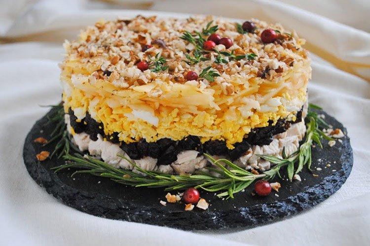 Салат с черносливом и копченой свининой - рецепты