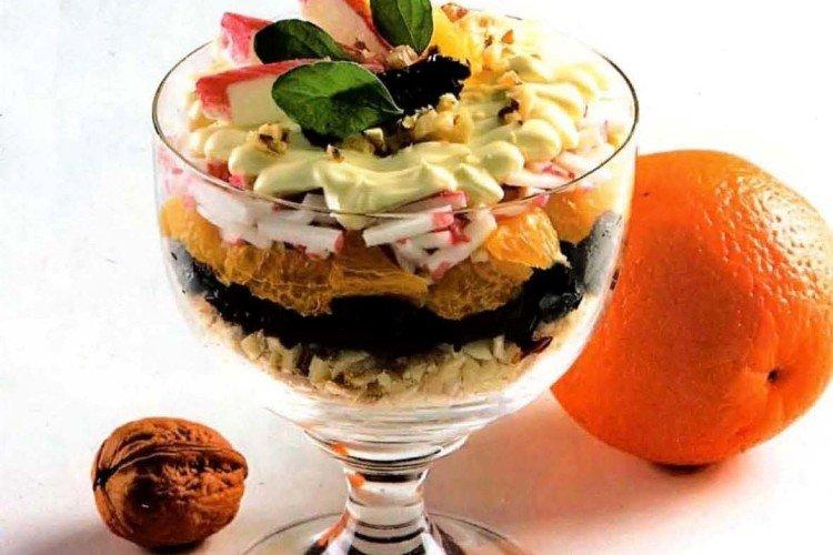 Салат с черносливом, фаршированным орехами - рецепты