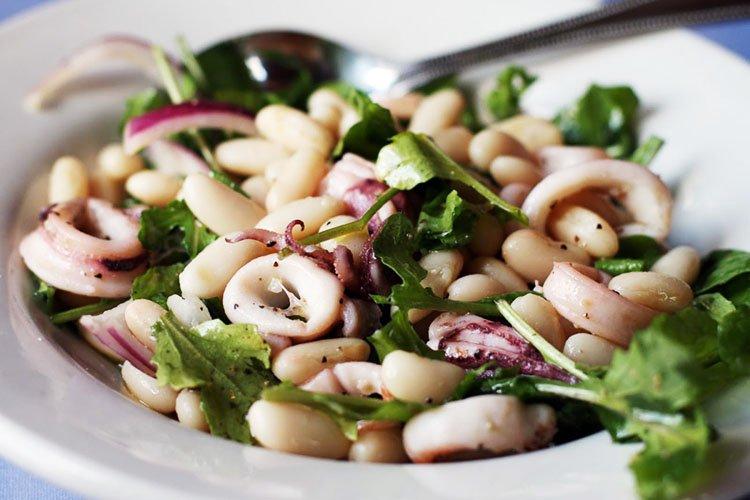 Салат с кальмарами и фасолью - рецепты